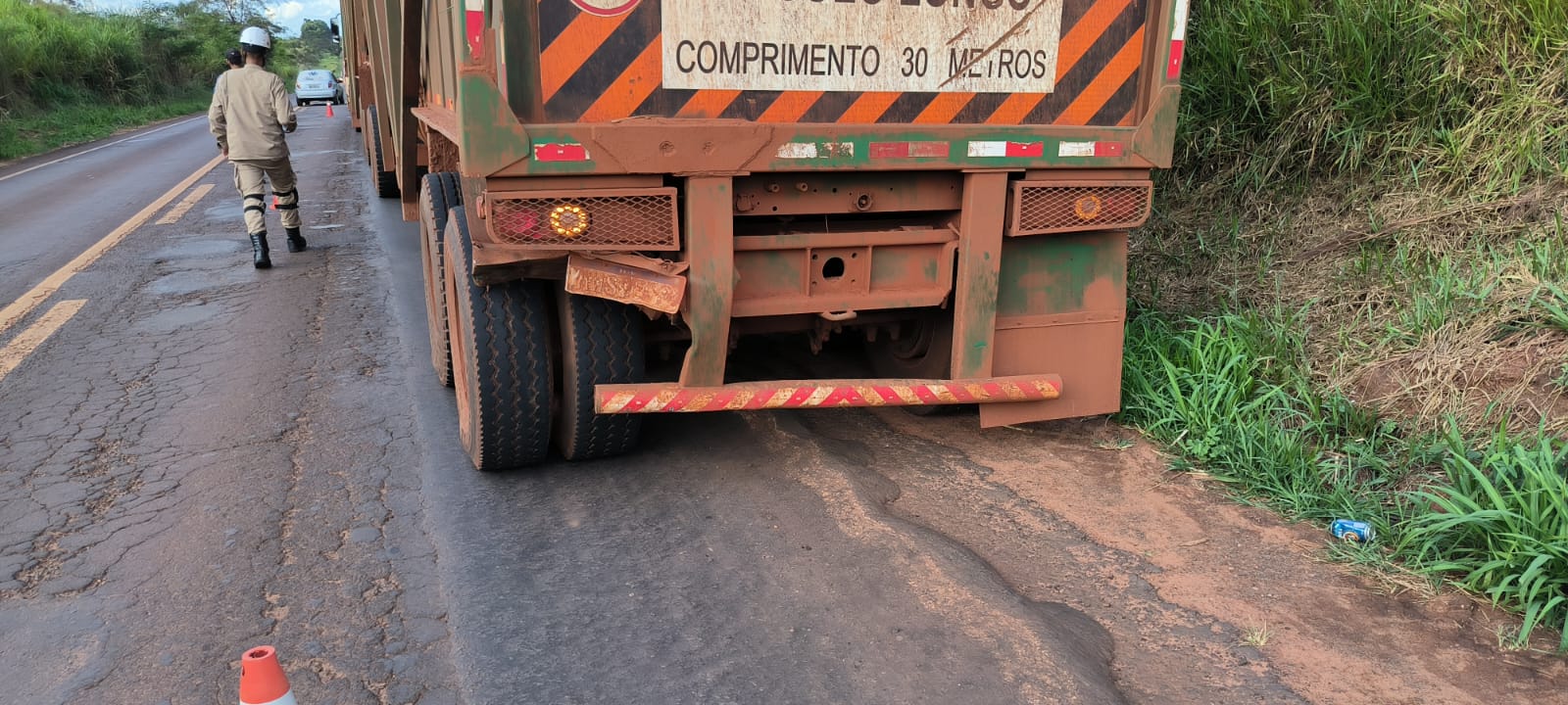 Veículo Gol bateu na traseira do rodotrem canavieiro - Foto: Jornal da Nova